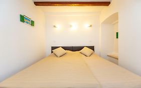 City Wall'S Studio Apartment